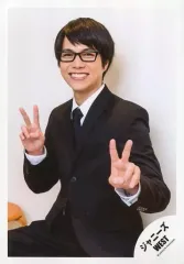 【中古】生写真(ジャニーズ) ジャニーズWEST/重岡大毅/膝上・座り・衣装黒・白・スーツ・両手ピース・体左向き・背景白/「ジャニーズWEST LIVE TOUR 2019 WESTV!」グッズオフショット/公式生写真