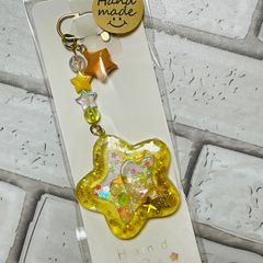 〈ハンドメイド〉星形のシャカシャカキーホルダー