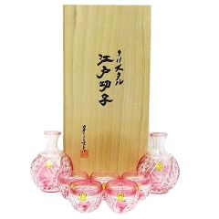 未使用 保管品 クリスタル 江戸切子 カガミクリスタル 酒器揃 7点 江戸切子 二本溝に四角籠目紋 赤 徳利 お猪口 和食器 三菱刻印有 箱付き ★2911 Z0005-0704⑤