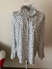 オフィスにもOK◎ダルメシアン柄しなやか開襟ブラウス（H&M）