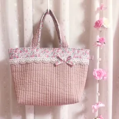 いちご好きさんに♡ ヌビ　トートバッグ　リバティ　アシュテッド　15P キルティング　エコバッグ　いちご　ニュアンスカラー　ラテカラー　大人可愛い　ガーリー　ピンク　くすみピンク　ロリータ