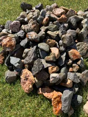 砕石 4cm 100kg 国産 エクステリア 庭園 外構 玄関まわり アプローチ 敷砂利 自然石 大粒 防犯 (100kg)のサムネイル