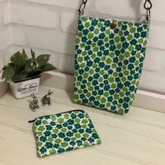 ❤️ SALE❣️小花が可愛いサコッシュバックとポーチ＊ラミネート＊グリーン＊