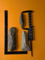 石器セット【出土品】石槍、石箆、石銛の3点セットです。 硬質頁岩！世界遺産 出土品！縄文時代中期！ほぼ完品！