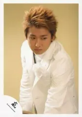 【中古】生写真(ジャニーズ) 嵐/大野智/上半身・衣装白・目線右・背景ベージュ/公式生写真