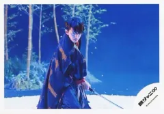 【中古】生写真(ジャニーズ) 関ジャニ∞/大倉忠義/横型・膝上・衣装黒.赤・着物・両手刀・木・背景青/『NOROSHI』PV＆ジャケ写撮影＆『Black of night』PV撮影/公式生写真