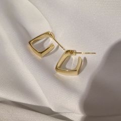 レディース ピアス スクエアシンプル ゴールド　スタイリッシュ フープ おしゃれ
