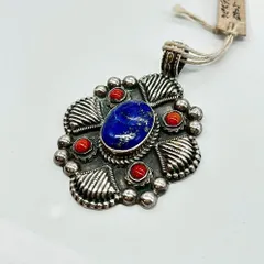 ペンダントトップ ラピスラズリ 山珊瑚 シルバー925 アンティークジュエリー オールドジュエリー 天然石 重厚感　手作り ハンドメイド ヴィンテージ トライバルジュエリー 民族調  一点物 ユニセックス メンズ レディース 銀細工 装飾工芸品 ブルー レッド