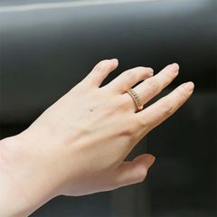 煌めきの層 – 敷き詰められた光の指飾り