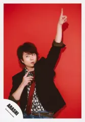 【中古】生写真(ジャニーズ) 嵐/櫻井翔/上半身・衣装黒・白・ネクタイ赤・左手人差し指立て上げ・目線左・背景赤/「Are You Happy?」ジャケ写撮影＆「Don’t You Get It」PV撮影/公式生写真