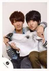 【中古】生写真(ジャニーズ) 関西ジャニーズJr./西畑大吾・向井康二/膝上・座り・衣装白グレー水色・肩組み/公式生写真