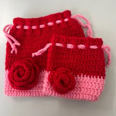 ☆ハンドメイド☆赤い薔薇コサージュ☆ワンポイント手編み巾着袋☆大小２点セット☆編み物☆ピンク＆レッド☆