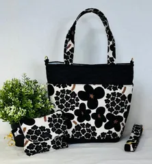 【裁縫ストア・ボヌール】大人かわいい　北欧風　花柄　ブーケ　カジュアルキルトカットクロス　フラワー大柄　トートバック　ミニポーチ　ポケットいっぱい　ショルダーバッグ　ハンドメイド　ショルダーストラップ　ゴージャス / №500-631