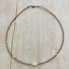 小さな淡水パールひと粒とピンクベージュのビーズネックレス／チョーカー