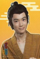 [중고]생사진(남성) 극단 Patch/다나카 료(쿠스키 카츠)/버스트 업·의상 차·몸 왼쪽으로 기울기·배경 노랑·캐릭터 샷/Patch stage vol.9 무대