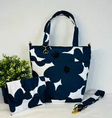 【裁縫ストア・ボヌール】大人かわいい　北欧風　大花柄　ツイルアネモネガーデン柄　ネイビー　トートバック　ミニポーチ　ショルダーバッグ　ポケットいっぱい　ハンドメイド　ショルダーストラップ付き　ゴージャス  / №500-560