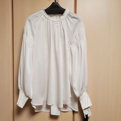 2025春夏新商品《Bluefronce》ローブ　★定価15.180円新品タグ付き　袖ギャザー入りの長袖ブラウス　白　自宅洗濯OK オールシーズン