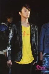 【中古】生写真(ジャニーズ) Kis-My-Ft2/藤ヶ谷太輔/膝上・ジャケット黒・シャツ黄色・目線左・2Lサイズ/One!ーthe history of Tackeyー