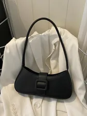 バッグ レディース ショルダーバッグ ファッショナブルなベルトバックルトートバッグ、夏の新しいショルダーバッグ、女性用ミニマリストアームピットバッグミニマリストバゲットバッグ、ソリッドカラーショルダーバッグ、ファッ