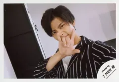 【中古】生写真(ジャニーズ) 7 MEN 侍/菅田琳寧/横型・バストアップ・衣装黒・白・右手指3本立て・口閉じ・左向き/「ジャニーズJr.8・8祭り～東京ドームから始まる～」セルフィー/公式生写真