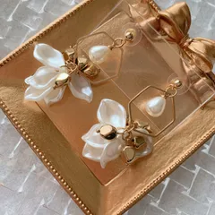 特別価格♡ 花びら　パールピアス　春　大ぶりピアス　母の日　アクセサリー　イヤリング