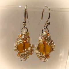 高品質　ブルーアンバー(8mm) ワイヤーアート・イヤリング