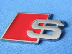 ●Audi アウディ sport S 仕様 メタル製 RED エンブレム 限定品！