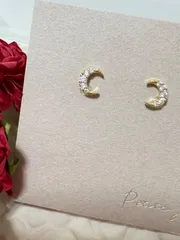 小ぶり　18金【【日本製】キュービックムーンK18ポストピアス　刻印有り　つけっぱなし