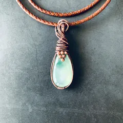 【一点物】透き通るグリーンが美しいアゲート（瑪瑙）大ぶりティアドロップ型のペンダントトップ・縁起のいいブドウのモチーフ／天然石・本革紐付・ハンドメイド・送料無料