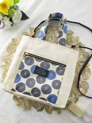 ほっこりミニあんぱん柄のスクエア型ショルダーバッグ　ハンドメイド　ミニトート　あんぱん　ショルダー　斜めがけ　北欧　くすみカラー　ラッピング　ギフト　プレゼント