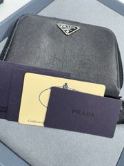D【中古】PRADA プラダ 財布 ギャラ付き サイフ 高級感 おでかけ　コンパクト　二つ折り財布　レディース