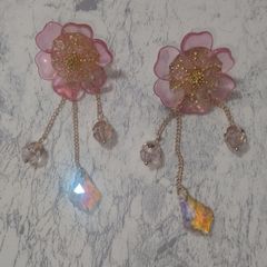 透け感ピアス ピンク ゴールド キラキラ