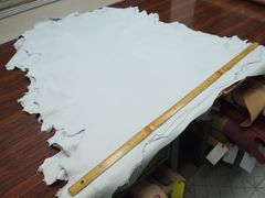 【大特価！】シープ　羊革　アイスブルー　1枚　90ds　レザー　革　皮革　レザークラフト　一部地域（北海道〜本州）送料込み