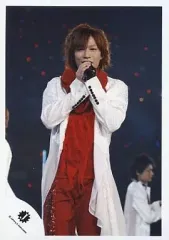 【中古】生写真(ジャニーズ) Kis-My-Ft2/千賀健永/ライブフォト・膝上・衣装赤白・両手マイク・背景観客席/公式生写真