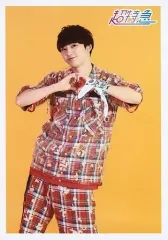 【中古】生写真(男性) 超特急/ユーキ(村田祐基)/膝上・衣装赤・手でハート・顔左傾け・背景黄/「超特急 POP UP STORE」GOLDEN EPOCH SPECIAL 生写真 タクヤ PRUDUCE Ver.(渋谷限定)