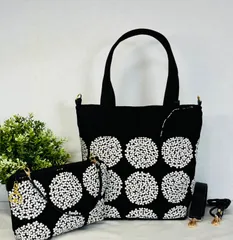 【裁縫ストア・ボヌール】大人かわいい　北欧風　あじさい柄ブラック　超はっ水キルト生地ブラック　トートバック　ポーチ/サコッシュ　ショルダーバッグ　ハンドバッグ　ミニポーチ　ポケットいっぱい　ハンドメイド　ショルダーストラップ付き  / №500-525
