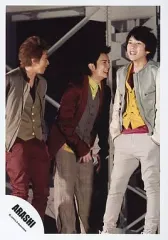 【中古】生写真(ジャニーズ) 嵐/大野・松本・二宮/センター松本ジャケット赤・二宮両手ポケット・大野.松本右向き・笑顔/公式生写真