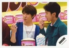 【中古】生写真(ジャニーズ) 嵐/相葉雅紀・大野智/横型・バストアップ・両手にポップコーン・相葉衣装青・大野衣装緑/公式生写真