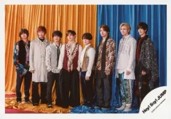 【中古】生写真(ジャニーズ) Hey! Say! JUMP/集合（8人）/横型・全身・衣装白・黒・赤・ベージュ・目線左・山田両手ポケット・背景青・黄色/「Hey! Say! JUMP LIVE TOUR 2019-2020 PARADE」グッズオフショット/公