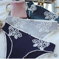 ショーツ刺繍入り