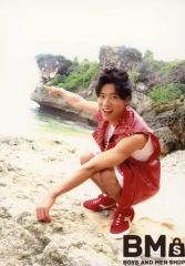 [중고] 원시 사진 (남성) BOYS AND MEN / 츠지모토 타츠키 / 전신 · 의상 빨간색. 흰색 · 앉아 · 오른손 가리키기 / [BOYS AND MEN SHOP] 발리 생 사진