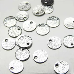 T-301 ステンレスメタルプレート 8mm【槌目 シルバー】 4枚入 ラウンド 丸 穴あり チャーム ハンマー 金属 ピアス イヤリング ネックレス ハンドメイド アクセサリー パーツ