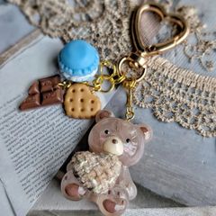 お花のクマちゃんキーホルダー♪ お花のクマちゃんキーホルダー♪ レジン】ドライフラワーを封入して