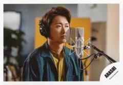 【中古】生写真(ジャニーズ) 嵐/大野智/横型・バストアップ・衣装緑マスタード・体やや右向き/シングル「君のうた」MV＆ジャケ写撮影オフショット/公式生写真