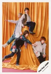 【中古】生写真(ジャニーズ) Hey! Say! JUMP/集合（4人）/全身・衣装白・青・黒・知念座り・伊野尾前屈み・薮左向き・背景黄色/「Hey! Say! JUMP LIVE TOUR 2019-2020 PARADE」グッズオフショット/公式生写真