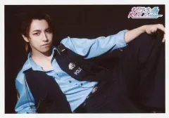 【中古】生写真(男性) 超特急/タカシ(松尾太陽)/横型・膝上・衣装水色・警察官コスチューム・寝そべり・左手膝・背景黒/スペシャル生写真セット タカシ 23rd Birth Anniversary Ver