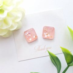 E361 ハンドメイド ピンク シェル 花 四角 レジンピアス ノンホールピアス