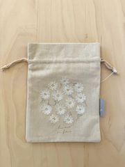 【デイジーモカ】刺繍　巾着　巾着袋　IT004-14　ito&　ボタニカル　母の日　サブバック　ポーチ　小物入れ　小さめ　旅行　化粧品　コスメ　プレゼント　ギフト　かわいい　おしゃれ
