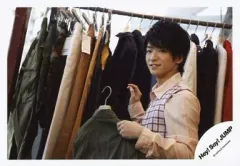 【中古】生写真(ジャニーズ) Hey! Say! JUMP/知念侑李/横型・バストアップ・シャツピンク・チェック柄ベスト・左向き・左手ハンガー/公式生写真