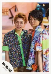 【中古】生写真(ジャニーズ) Kis-My-Ft2/二階堂高嗣・横尾渉/上半身・衣装緑・青・白・オレンジ・二階堂左手横尾肩・横尾体左向き・口閉じ/「Sha la la☆Summer Time」PV＆ジャケ写撮影/公式生写真